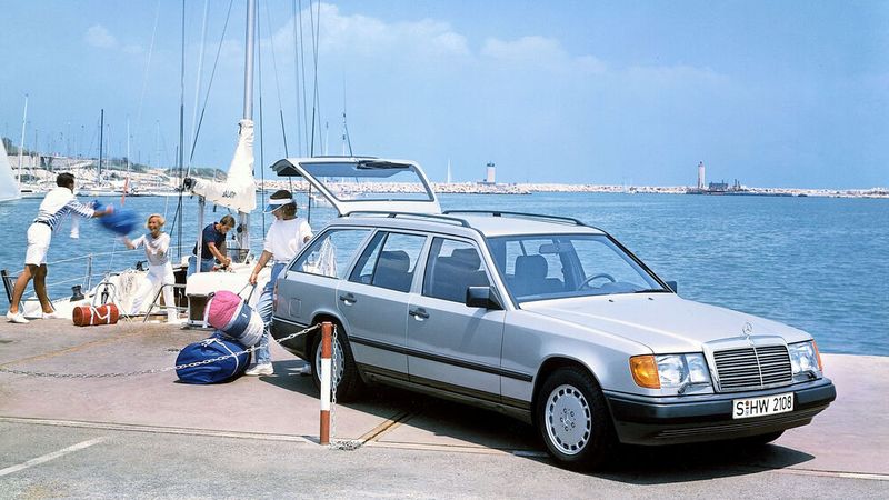 Ein W124, der eigentlich S124 heißt. Der Kombi trug bis 1993 den Zusatz TE bzw. TD nach der vom Hubraum abgeleiteten Modellbezeichnung. TE steht dabei für T-Modell und Einspritzer. TD steht für T-Modell und Diesel anstatt, wie häufig angenommen, für Turbodiesel. Die Turbodiesel wurden als TD Turbo bezeichnet. Ab 1993 wurde das T zur Unterscheidung an die Modellbezeichnung angehängt, tauchte jedoch am Fahrzeug selbst nicht mehr auf.  (Bild: Mercedes-Benz)