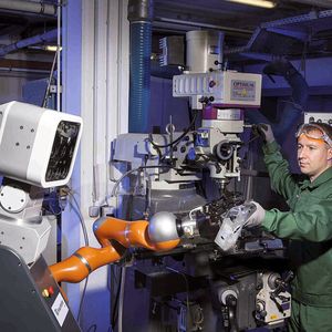 Bild 1: Mensch und Roboter werden sich zukünftig den Arbeitsraum teilen und zusammen arbeiten. Dafür sind entsprechende Sicherheitskonzepte erforderlich.