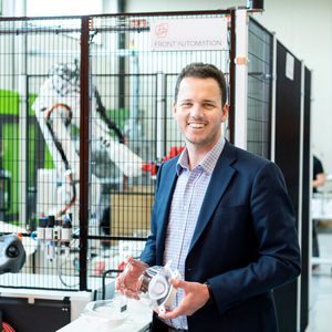 Mikael Klockseth, CEO von Tiki Safety, ist mit der neuen Produktionszelle zufrieden: „Mit Einsatz des ABB-Roboters konnten wir die Durchlaufzeit um das Zehnfache beschleunigen. Dadurch sind wir in der Lage, unsere Aufträge zu erfüllen und Krankenhäuser in Schweden und rund um den Globus so schnell wie möglich zu beliefern.“