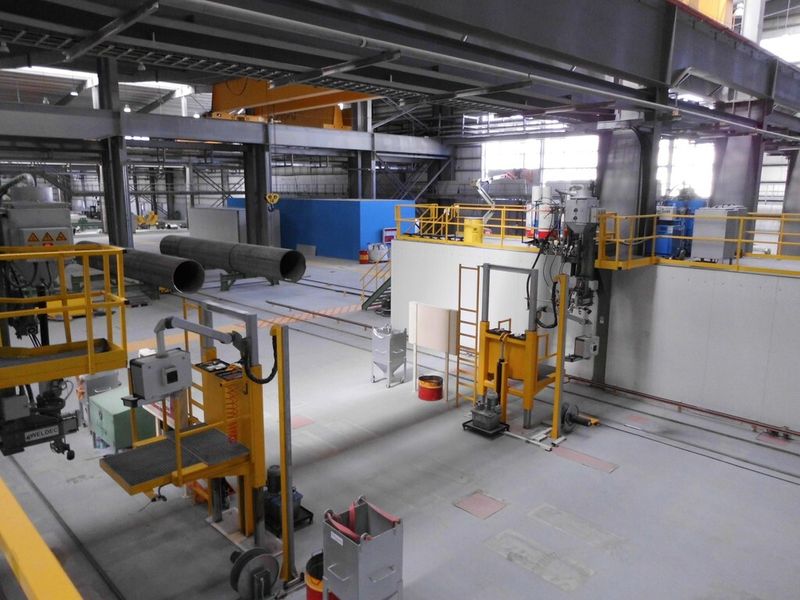 Außenschweißanlage von Weldec zur Produktion von LSAW-Großrohren, die für den Bau von Pipelines benötigt werden. (Bild: Schuler)