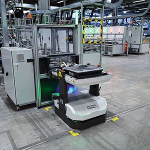 Die fertigen Wechselrichter werden einer Reihe von Kurzzeit- und Dauerbelastungstests unterzogen, bevor sie verpackt werden. Dank der mobilen Roboter sind diese Transportbewegungen perfekt getaktet und werden vollautomatisch durchgeführt.(Bild:  B. Niederwieser/Knapp)