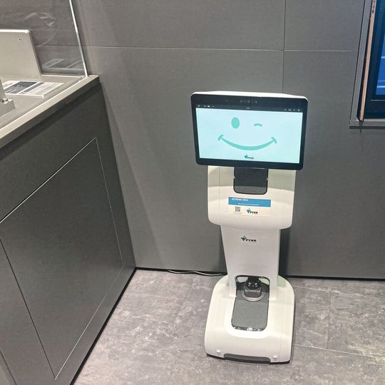 Der autonome Roboter mit dem freundlichen Smiley ist eine Entwicklung des Corporate Start up PNYR. Einmal gestartet fährt er mit dem Anwender an jeden beliebigen Platz im Betrieb und verschafft freie Hände - alle Infos sind auf dem integrierten Tablet. (Bild:  Geipel-Kern)