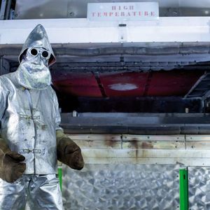 Im Spezialofen getempert: Um den hohen Sicherheitsanforderungen zu entsprechen, werden die Glasscheiben in einem Spezialofen getempert und anschließend luftgekühlt. Bild: Saint-Gobain Sekurit International
