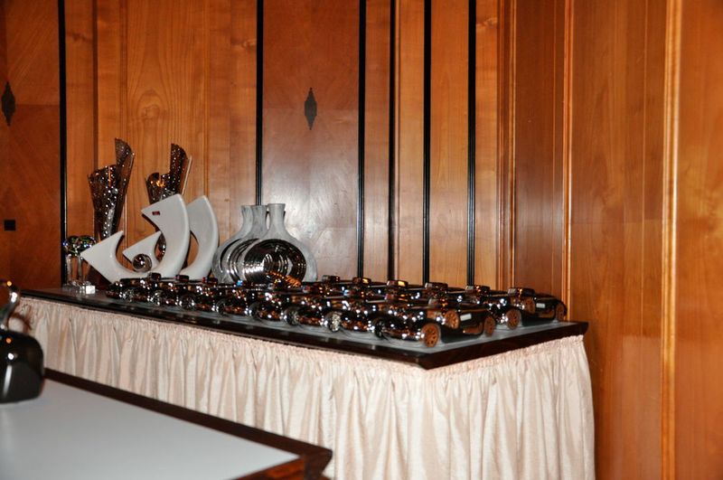 … Moment, ein Tisch reicht dafür nicht. Alle Preisträger wollen wir da gar nicht nennen. (Grimm)