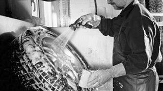 Fett, Teer und Bremsstaub – gerade bei Vielspeichenfelgen bleibt manuelle Nacharbeit in den Ecken erforderlich. (Foto: 4-Wheels)