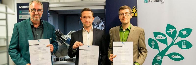 Dr. Michael Hippler, Dr. Christian Reimann and Dr. Christian Kranert were honored with the Georg Waeber Innovation Award 2023.(Source:  Fraunhofer IISB)