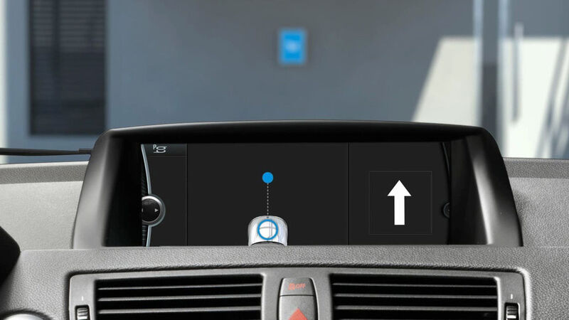Mittels Datenübertragung per WLAN-Verbindung zwischen der Ladestation und dem Fahrzeug wird der Fahrer bereits beim Einparkvorgang unterstützt. (Bild: BMW)