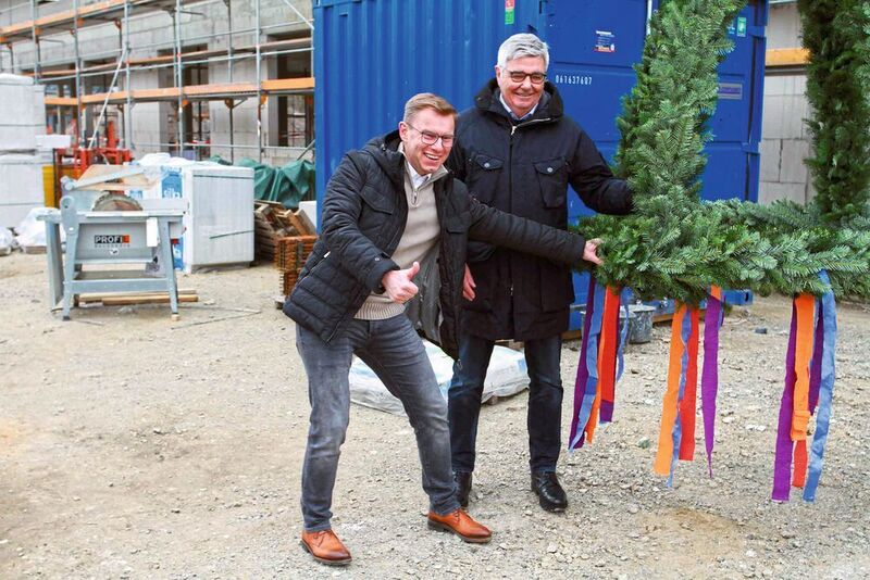 At the topping-out ceremony for the company’s new headquarters: directors Uwe Vogt (left) and Horst Beran. (Aucotec)