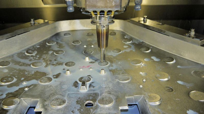 Bild 1: Die Taschen im Gehäuse der LED-Leuchten werden in Kreisform ausgefräst. (Bild: JBO)