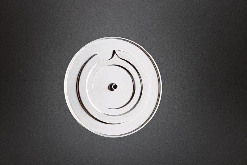 Beim Axialstechen und Schlichten des Ventildeckels aus Titan setzt Miethke auf das System Supermini Typ 105. (Horn/Sauermann)