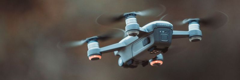 Einen besonderen Schwerpunkt setzt omlox auf die Vernetzung der Fabrik als Herzstück der Lieferkette. Unter anderem soll der Ortungsstandard den Einsatz von Drohnen vereinfachen.(Bild:  gemeinfrei / Pexels)