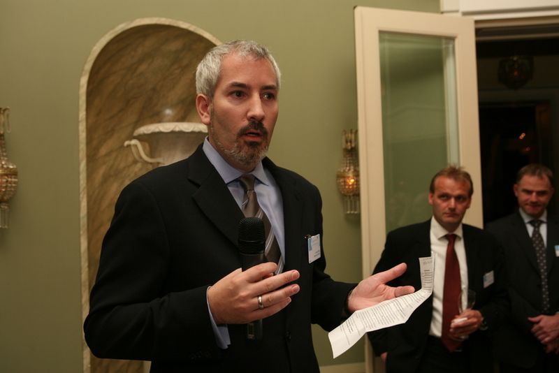 James Parker, Enterprise Partnergroup Director Microsoft Deutschland (Interim) erläutert die Gründe für die Auswahl der Preisträger.  (Bild: Zimmermann)