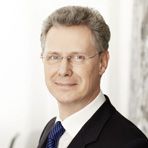 Titel, Name: Dr. Rainier van Roessel Geburtsjahr, -ort: 1957 in Oisterwijk, Niederlande Funktion: Mitglied des Vorstands Firma: LANXESS AG  Ausbildung:   Studium der Betriebswirtschaftslehre an der Universität Köln       Abschluss:   1988 Promotion zum Dr. rer. pol.       Berufliche Laufbahn:         1988 interner Berater im Bereich Unternehmensorganisation, Bayer AG   1993 Strategie-Berater im Ressort Strategische Planung der Bayer AG  1997 Leitung der Abteilung Strategisches Marketing Styrenics im Geschäftsbereich Kunststoffe   2001 Leitung der Abteilung Polycarbonate im Ressort Marketing Europa  2004 Leitung der Business Unit Rubber Chemicals.  2006 Geschäftsführung der LANXESS N.V. in Antwerpen, Belgien,  Seit 2007 Vorstandsmitglied und Arbeitsdirektor der LANXESS AG.          (Bild: LANXESS )