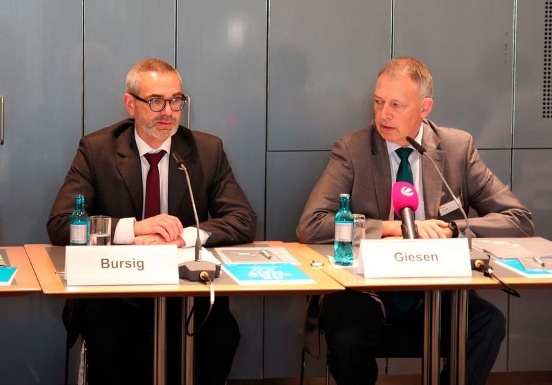 Hans-Peter Bursig (Mitte), Geschäftsführer des Fachverbandes Elektromedizinische Technik im ZVEI, sorgt sich um die Auswirkungen des geplanten Brexit sowie der europäischen Medizinprodukteverordnung. (Schäfer / Devicemed)