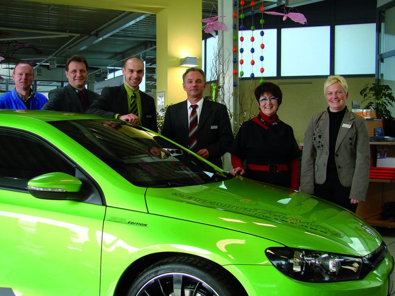 Die Führungsriege des Autohauses Seyfarth: (v. li.) Falk Euchler (Teiledienstleiter), Holger Werther (Serviceleiter), Dirk Wojczyk (Verkäufer VW Nutzfahrzeuge/Großkunden), Hans-Joachim Schneider (Verkaufsleiter VW), Marlis Seyfarth (Verkaufsleiterin Audi), und Nicole Dressler (Assistenz der Geschäftsleitung/Marketing). (Archiv: Vogel Business Media)