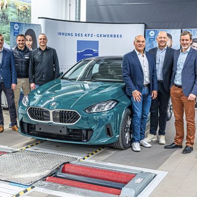 Die Kfz-Innung Oberpfalz freut sich über ihr neues Schulungsfahrzeug von BMW. (Bild: Armin Weigel – BMW)