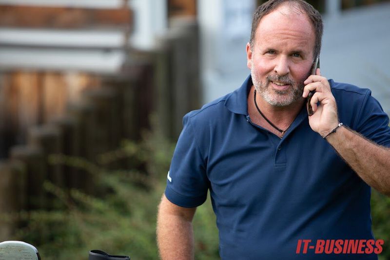 Ein letzter Anruf, bevor es zum Start-Tee geht: Stefan Ostermeyer von Arrow (Bild: Vogel IT-Medien GmbH)