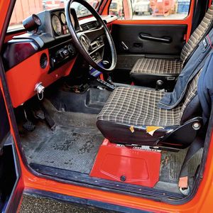 Am Innenraum sind die 42 Jahre nicht spurlos vorbeigegangen, auch wenn vieles mercedes-typisch robust konstruiert und gefertigt ist.(Bild:  Schmidt/autoFACHMANN)