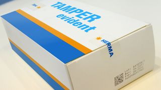 Neue Verschlussetiketten gewährleisten eine Erstöffnungsgarantie gemäß EU-Richtlinie 2011/62/EU. (Bild: Herma)