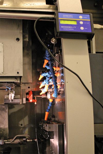 Bild 3: Das Ausrichten mit dem Zentriergerät soll so einfach sein, dass keine spezielle Schulung zum Bedienen des Geräts nötig ist – Adapter machen es auf einer Vielzahl von Maschinen verwendbar. (Bild: Schwartz)