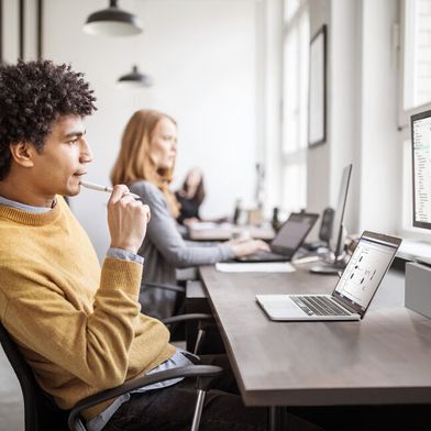 Der Electrical Designer vereinfacht die Hauptschaltkreiskonstruktion durch automatische Auswahl von Komponenten, Überprüfung von Kurzschlüssen, Dimensionierung von Kabeln und Erstellung aller erforderlichen Unterlagen in einem einzigen einfachen Prozess. 
 (Bild: Siemens)