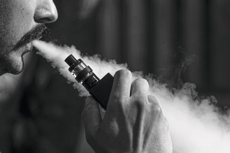 Platz 4: E-Zigaretten – 46&nbsp;%  Rauchen ist tödlich, aber wie gefährlich sind E-Zigaretten? Dieses Thema beschäftigt 46&nbsp;% der Befragten.  Welche schädlichen Stoffe die E-Liquids enthalten, und wie diese nachgewiesen werden, lesen Sie hier: E-Liquids auf schädliche Zersetzungsprodukte testen  Lesetipp:  Vermehrt Cannabinoide in Süßwaren gemeldet  (Bild: frei lizenziert)