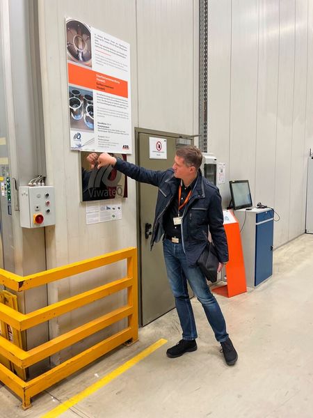 Dirk Sauer, Director bei Azo, erklärte bei einer Werksführung, wie die Bauteile mit einer Oberflächenbehandlung versehen werden. (Bild: Redaktion PROCESS)