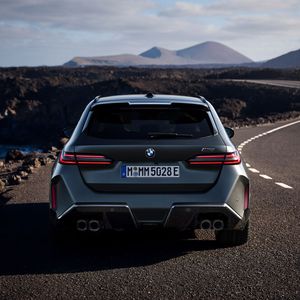 Am Heck fallen vor allem die vier Endrohre und der große Diffusor auf.(Bild:  BMW)