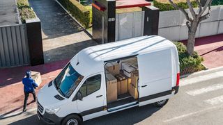 Beim Sprinter könnte sich die Anhängerkupplung lösen.  (Bild: Mercedes)