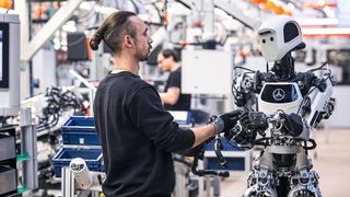 Vorbild und Nachbau: Humanoide Roboter, wie hier bei Mercedes-Benz, sollen nahezu jede Aufgabe automatisieren und den Menschen unterstützen können. (Bild: Mercedes-Benz AG)