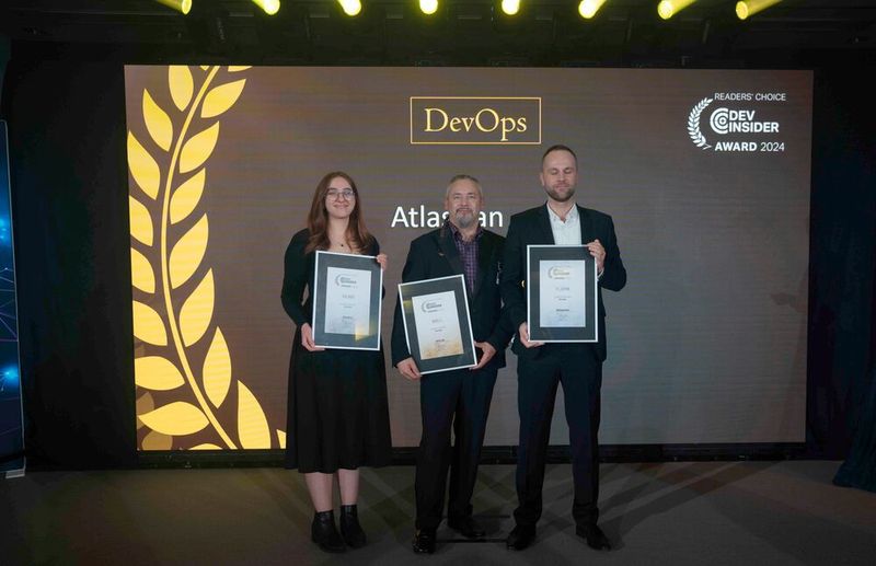 In der Dauerbrenner-Kategorie DevOps holt (v. r.) Sebastian Schwab die Platin-Trophäe für Atlassian ab, René Hoferichter von GitLab präsentiert den Gold-Award, Milena Hammerl von den Vogel IT-Medien steht stellvertretend für Docker mit dem Silber-Award auf der Bühne. (Bild: Manuel Emme Fotografie)