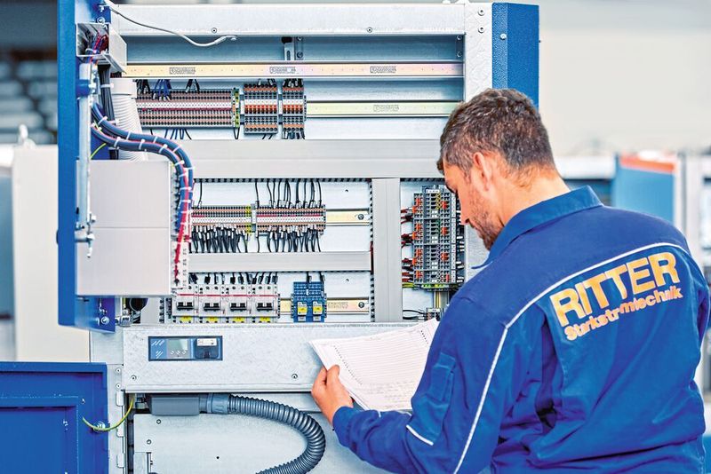 Vorkonfektionierte Klemmenleisten in den Schaltanlagen von Ritter Starkstromtechnik: Weil fertig bestückte Tragschienen vor Ort nur noch angeschlossen werden, erübrigen sich zahlreiche Arbeitsvorgänge. (Phoenix Contact)