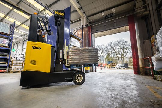Mit dem Schubmaststapler MRO16-20 bringt Yale Lift Truck Technologies ein Logistiksystem an den Start, das sowohl im Innen- als auch im Außenbereich alle heutigen Anforderungen erfüllt, wie der Hersteller sagt. Hier mehr dazu ...(Bild:  Yale)