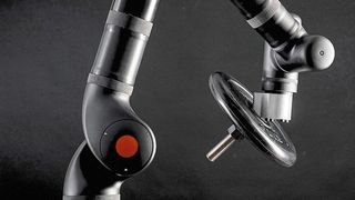 Gemäß dem Claim „strong, fast, simple“ entwickelte das dänische Start-up einzigartig effiziente industrielle Leichtgewicht-Cobots mit sieben Achsen. (Kassow Robots)