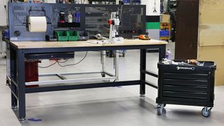 Die optionale Top Box kann ebenfalls unter der Arbeitsplatte befestigt, aber auch jederzeit abgenommen werden. (Bild: Stahlwille)