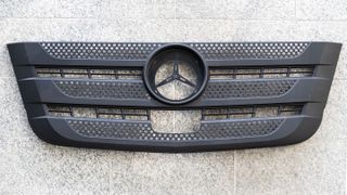 Frontziergitter des Re-Econic-Demonstrators von Daimler Truck. Das Bauteil basiert auf einem neuen PLA-Compound und zeigt, wie biobasierte Kunststoffe für anspruchsvolle Anwendungen im Nutzfahrzeugbereich eingesetzt werden können.  (Bild: Fraunhofer ICT)
