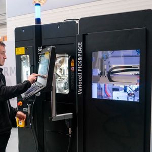 Intelligente Automation für die Mikrobearbeitung: Basierend auf der Micro5 XL präsentierte Chiron beiim Open House drei Varianten. Hier die Kombination mit der neuen Variocell Pick&Place für das Handling von Werkstücken bis 2,5 kg. (Bild:  Chiron)