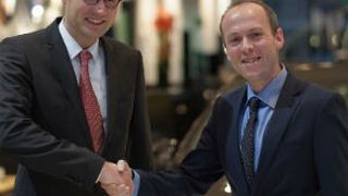 Jens Vieting (li.), Dekra, und Daniel Hansmann, Fiat, arbeiten in Sachen Remarketing künftig zusammen. (Foto: Dekra Automotive Solutions)