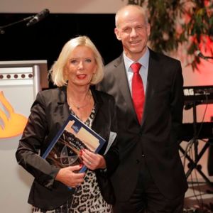 Ulrich Leuschner hielt eine tolle Überraschung zum Abschied parat: einen Flug für zwei Personen  zu den British Open in Glasgow im Juli 2016.(Foto:  photofashion.de)