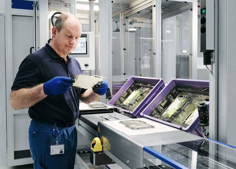 Die Bipolarplatte, Kernelement eines Brennstoffzellenstacks, regelt die Zufuhr von Wasserstoff und Luft sowie die Abfuhr von Wasser.(Bild:  ElringKlinger AG)