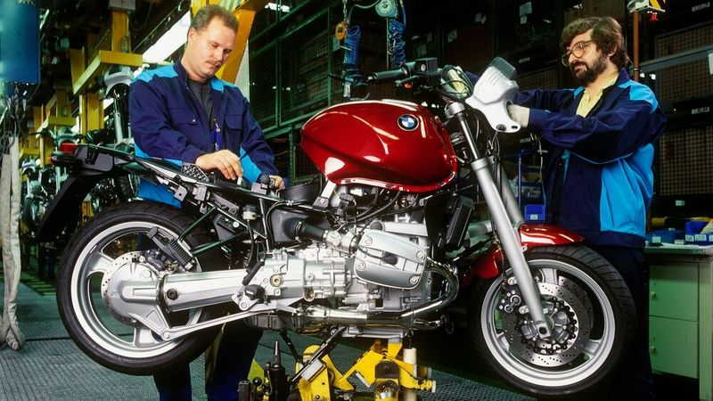 Drei Jahre nach Produktionsbeginn konnte 1970 in Berlin das 10.000 Motorrad ausgeliefert werden. 1991 wurde das einmillionste Motorrad produziert und als Spende dem DRK Berlin übergeben. (Bild: BMW AG)