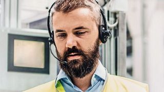 Maschinenbedienung per Sprachsteuerung: „Hallo Spectra, zeige mir den Füllstand an.“ (Spectra)