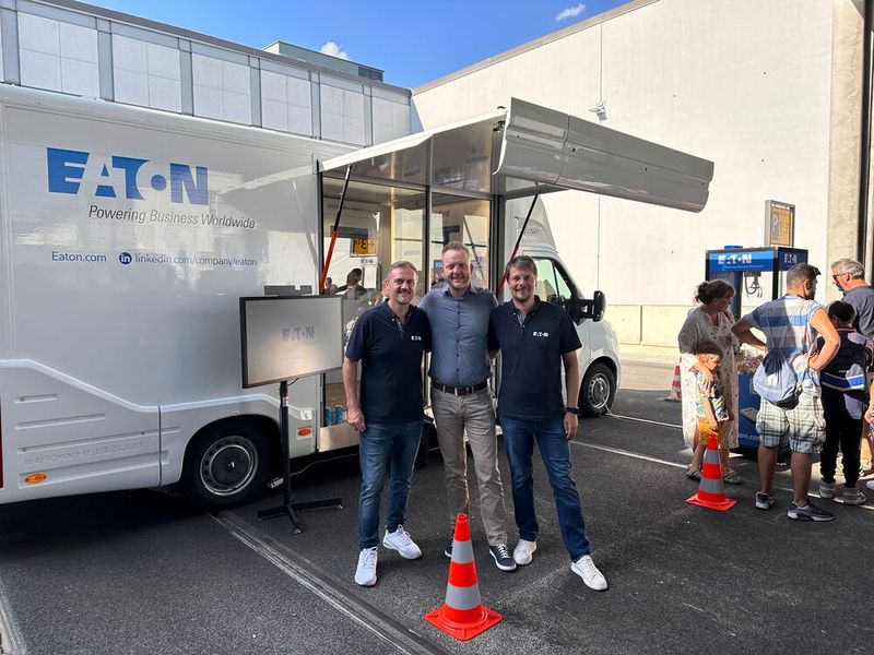 Uwe Wilhelm (m. Euronics) hofft, dass er von den EATON Jungs (l.) Eugen Munzinger und Johannes Hellwig auch ohne sein Glück an der Maschine  so eine Quietsche-Ente bekommt. (Bild: Vogel IT- Medien )