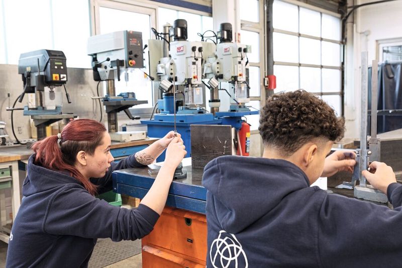 Die Auszubildenden machen sich zunächst intensiv mit den verschiedenen Metallen und deren Werkstoffeigenschaften vertraut. (Bild: Knuth Werkzeugmaschinen)