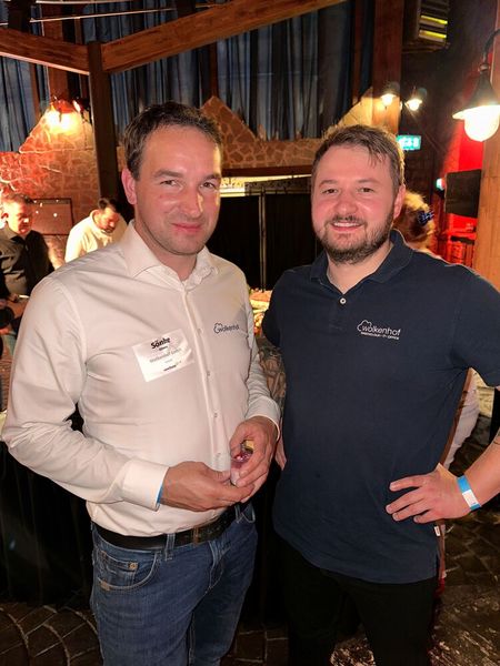 Sönke Elbers und Nielson Kowalewski (Wolkenhof) genießen lieber das Dessert. (Bild: Vogel IT-Medien GmbH)