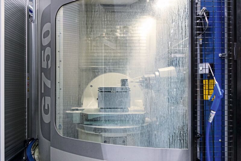 Bei den tiefen Bauteilen hat die horizontale Spindel der Grob-Maschinen einen bedeutenden Vorteil: Die Späne fallen einfach vom Tisch und die Wärme der Späne hat keinen Einfluss auf die Genauigkeit durch Wärmeeintrag in den Tisch sowie das Messsystem. (Grob Werke)