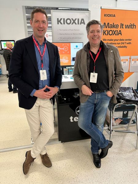 KIOXIA entsandte Frederik Haak (l.) und Stefan Zimmermann nach Hüllhorst. (Bild: Vogel IT-Medien GmbH)