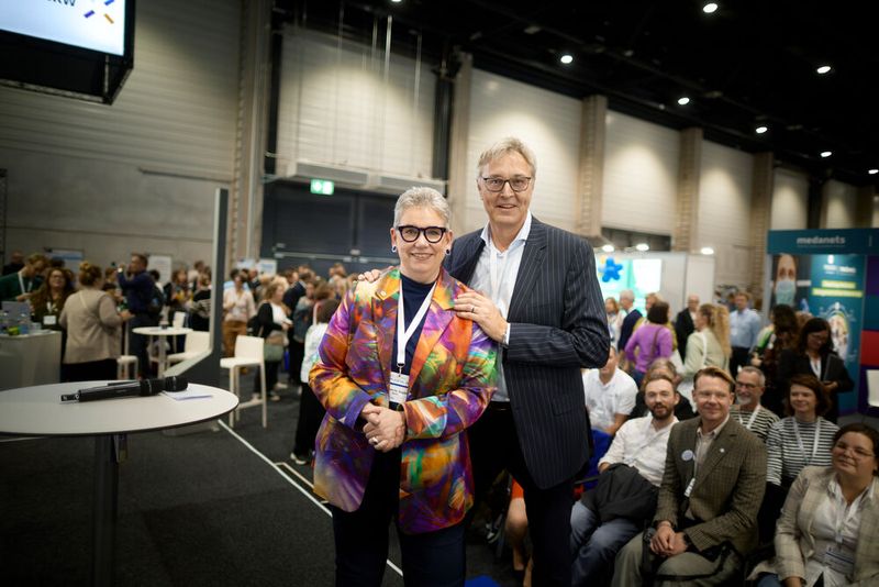 Christine Vogler (hier im Bild mit Jürgen Graalmann) richtete klare Worte an die Politik: „Jetzt geht es um Verbindlichkeit in der Finanzierung, in der Steuerung und in der Umsetzung!“ (Bild: Jan Pauls / Deutscher Pflegetag)