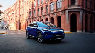 Den BYD Atto 3 Evo gibt es in sechs Lackfarben – hier ist es Atlantis Blue – und mit zwei Innenraumfarben. (Bild: BYD)