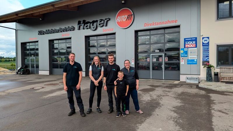 Getreu dem Motto „fein und mein“: Michael Hager (li.) hat sich zusammen mit seiner Frau (re.) den Traum vom eigenen Kfz-Betrieb erfüllt. Seit 2020 sind sie mit ihrem kleinen Team erfolgreich im Markt unterwegs.(Bild:  Dominsky – VCG)